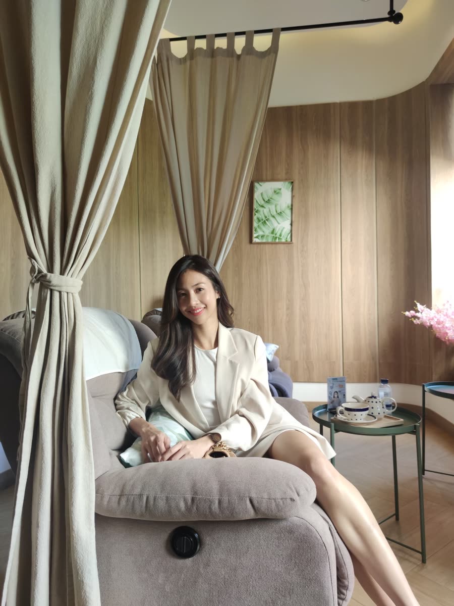 ผู้รับบริการนั่งพักบนเก้าอี้ปรับเอนได้ในห้อง IV Drip ที่มีม่านกั้นเป็นสัดส่วน