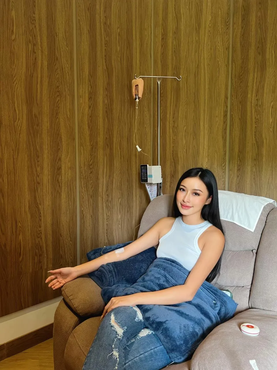 ลูกค้าระหว่างทำ IV Drip ผิวใส ที่ Thrive Wellness Clinic
